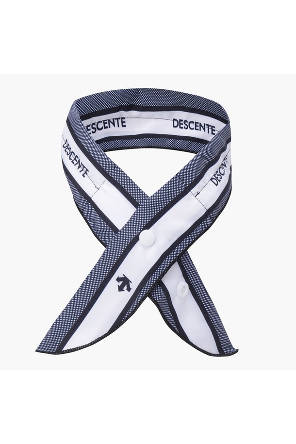 여성 냉감 멀티 스카프 (DP22WFCM42)는 여름철 시원하고 스타일리시한 연출을 위한 필수템입니다. 폴리에스터 소재로 제작되어 가볍고 통기성이 뛰어나며, 물에 적시면 냉감 효과를 느낄 수 있습니다. 레터링 패턴과 BWTG, NAVG 두 가지 색상으로 제공되어 캐주얼, 리조트, 미니멀 등 다양한 스타일을 소화할 수 있습니다. 스냅 여밈 방식으로 고정이 용이하며, 여행룩, 휴가룩, 여름 바캉스룩에 활용하여 패셔너블함을 더해보세요. FR 사이즈로 제작되었습니다.
