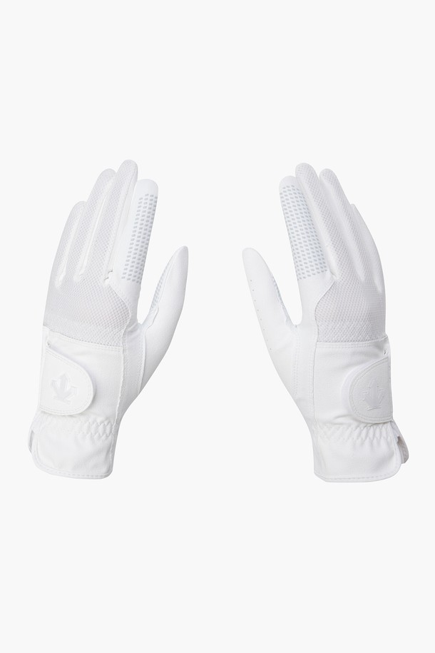 여성 메쉬 360 그립 양손 장갑 (DP22WFGL42)은 골프룩에 잘 어울리는 스포티하고 미니멀한 스타일의 여성 골프 장갑입니다. 합성가죽, 나일론, 폴리우레탄 소재로 제작되었으며, BWTG, LMTG 두 가지 색상으로 제공됩니다. 360도 패턴의 메쉬 디자인으로 통기성이 뛰어나고, 미끄럼 방지를 위한 논슬립 실리콘 처리가 되어 있어 안정적인 그립감을 제공합니다. 손목 기장으로 디자인되어 활동적인 골프 플레이를 돕고, 자외선으로부터 피부를 보호하는 태닝 방지 기능까지 갖추었습니다.
