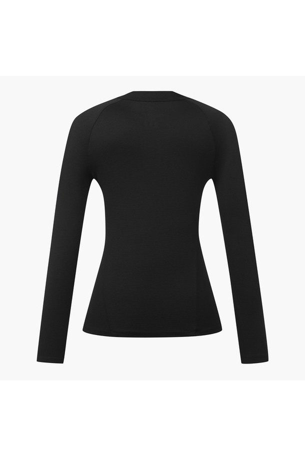 여성 하이넥 냉감 티셔츠 (DP12WFTL33)는 스포티한 스타일의 골프룩을 위한 티셔츠입니다. 시원한 여름철 라운딩을 위해 나일론과 폴리우레탄 혼방 소재로 제작되어 얇고 가벼운 착용감을 제공하며, 뛰어난 냉감 기능을 갖췄습니다. 레귤러핏에 긴 소매 기장으로 디자인되었으며, 하이넥 라인으로 활동적인 움직임에도 편안함을 선사합니다. 데상트 이니셜과 스피릿 로고 프린트가 포인트로 더해져 세련된 디자인을 완성합니다. BLKG, BWTG 두 가지 컬러로 출시되었습니다.
