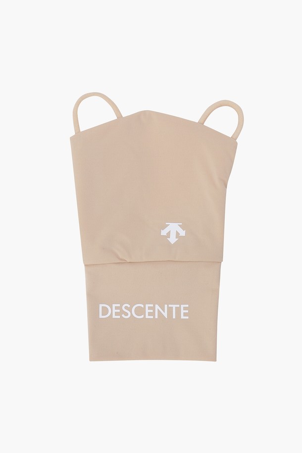 여성 골프룩에 어울리는 냉감 손등 덮개입니다. BWTG, SKNG 두 가지 색상으로 제공되며, 나일론, 폴리우레탄, 폴리에스터 혼방 소재로 제작되어 시원한 착용감을 선사합니다. 손등을 보호하고 손가락 고정이 가능하며, 메쉬 원단을 사용하여 통기성을 높였습니다. 손목 부분에는 로고가 있으며, 스포티하고 미니멀한 디자인에 3홀 디테일로 포인트를 더했습니다. 여름철 골프 라운딩 시 햇볕으로부터 손등을 보호해 보세요.
