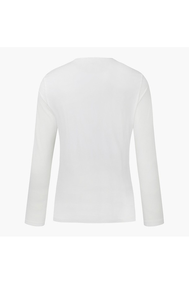 남성 라운드넥 냉감 베이스레이어 (DP22MFIN42)는 시원한 여름 골프룩을 위한 필수 아이템입니다. 얇고 가벼운 30데니아 소재로 제작되어 뛰어난 냉감 기능을 제공하며, 자외선 차단 기능으로 야외 활동 시 피부를 보호합니다. 무지 디자인에 레귤러핏으로 제작되어 스포티하면서도 미니멀한 스타일을 연출합니다. 나일론과 폴리우레탄 혼방 소재로 신축성이 뛰어나 편안한 착용감을 선사하며, 긴 소매 기장으로 활동성을 높였습니다. 블랙, 네이비 두 가지 색상으로 출시되었습니다.
