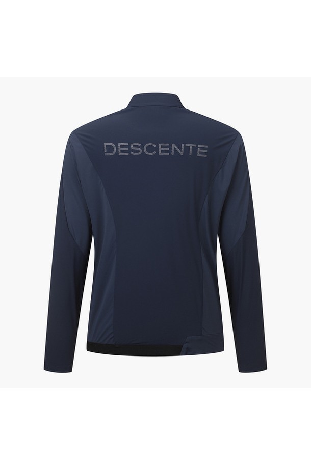 남성 져지 하이브리드 점퍼 (DP12MFBL31)는 초여름 골프 라운딩을 위한 스포티한 스타일의 점퍼입니다. DNVG, LGYG 두 가지 색상으로 출시되었으며, 얇고 가벼운 두께감으로 쾌적한 착용감을 선사합니다. 등판 양쪽에 져지 소재를 사용하여 활동성을 높였으며, 스트레치 기능과 스윙 최적화 구조로 골프 퍼포먼스를 극대화합니다. 지퍼 여밈 방식에 로고 배색 디테일이 돋보이는 미니멀한 디자인의 하이브리드 재킷입니다.
