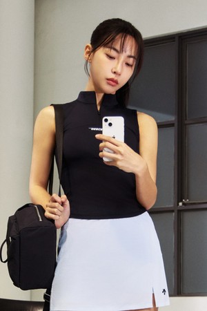 [김민지 착용] 우먼스 트레이닝 벡터 슬림핏 슬리브리스 블랙(SQ122TST11)