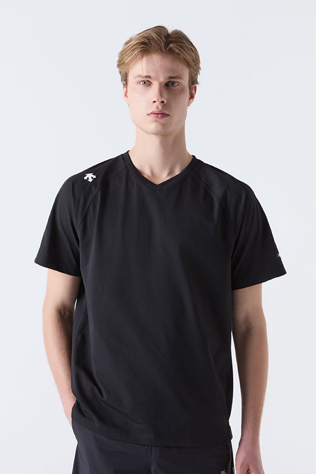 DESCENTE - 반팔티셔츠 - SMART-Q 브이넥 반팔 티셔츠 블랙(SQ211UTS42)
