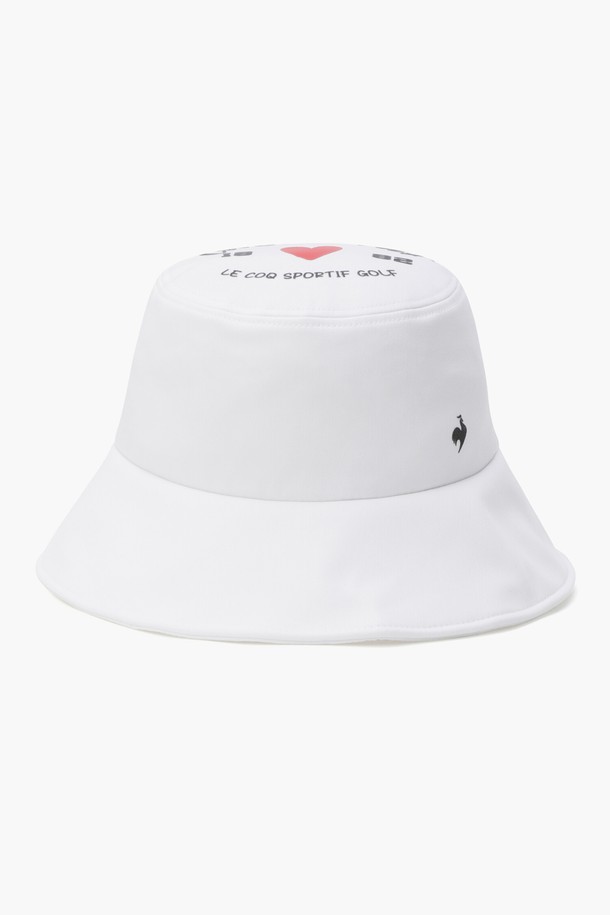 여성 그래픽 버킷 햇 (GQ122LCP22)은 골프 및 일상 스타일을 위한 모자입니다. 블랙과 화이트 두 가지 색상으로 출시되었으며, 폴리에스터, 레이온, 폴리우레탄 혼방 소재로 제작되어 편안한 착용감을 제공합니다. 탈부착 가능한 리본 장식이 있으며, 탑 크라운 부분에는 시즌 아트워크 프린트가 더해져 개성 있는 포인트를 줍니다. 챙 넓이는 8cm로, 캐주얼, 미니멀, 클래식 스타일을 모두 소화할 수 있는 아이템입니다.
