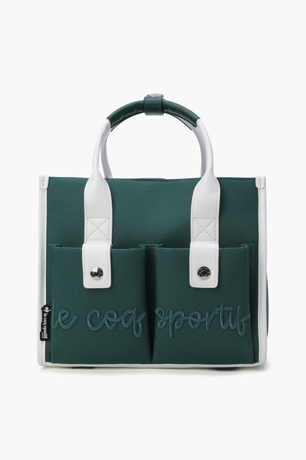 여성 캔버스 스퀘어 토트백 (GQ122LBG23)은 캐주얼, 스포티, 미니멀 스타일을 추구하는 여성들을 위한 가방입니다. 폴리에스터와 폴리우레탄 소재로 제작되었으며, 블랙(BLCK)과 그린(GREN) 두 가지 색상으로 제공됩니다. 미디엄 사이즈의 무지 디자인이며, 수납 기능을 갖춘 오픈형 가방으로, 골프 및 일상 용도로 활용 가능합니다. 가로 27cm, 세로 22cm, 폭 13cm, 중량 550g이며, 캔버스 소재의 사각 토트백으로 골프룩에 포인트를 더합니다.
