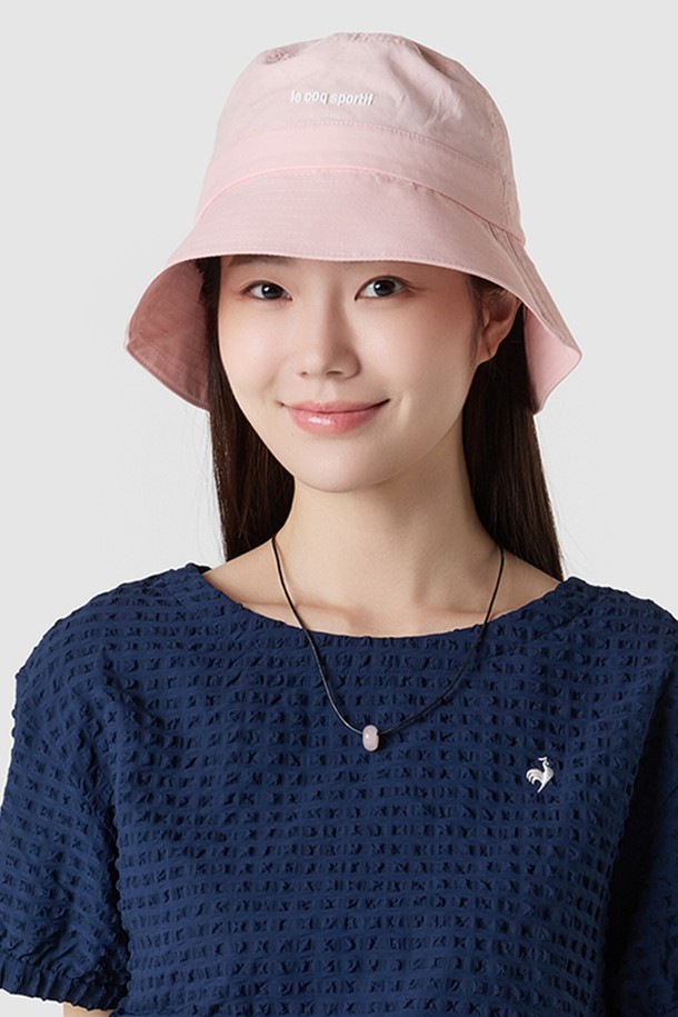 경량 나일론 소재의 버킷 햇입니다. 핑크, 베이지, 블랙 세 가지 색상으로 출시되어 데일리룩에 포인트를 줄 수 있습니다. 가볍고 얇은 두께감으로 봄, 여름 시즌에 착용하기 좋으며, 챙 길이 7.5cm로 햇빛을 효과적으로 가려줍니다. "QQ123ACP22" 로고 레터링이 디자인되어 있으며, 안팎으로 착용 가능한 양면 활용이 가능한 실용적인 아이템입니다. 캐주얼, 미니멀, 스트리트 스타일을 즐겨 입는 분들께 추천합니다.
