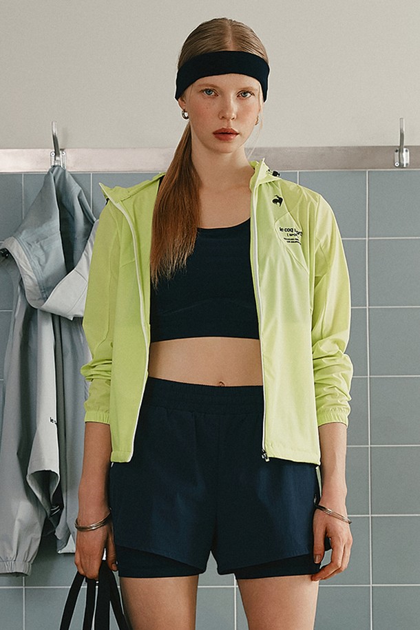 유니 르 아이스 레귤러핏 바람막이 재킷 - 라임(QQ223EJK41)은 남녀 공용으로, 봄과 여름에 쾌적하게 착용할 수 있는 얇은 두께의 바람막이입니다. 냉감 소재와 신축성, 방수 기능을 갖춰 스포츠 활동은 물론 일상에서도 활용하기 좋습니다. 라임, 화이트, 블루, 블랙 네 가지 색상으로 제공되며, 레귤러핏에 집업 스타일로 편안한 착용감을 선사합니다. 후드와 밑단 스트링 조절이 가능하며, 커브드 디자인으로 활동성을 높였습니다. 러닝, 피트니스, 여행 등 다양한 TPO에 스포티하고 미니멀한 스타일을 더해보세요.
