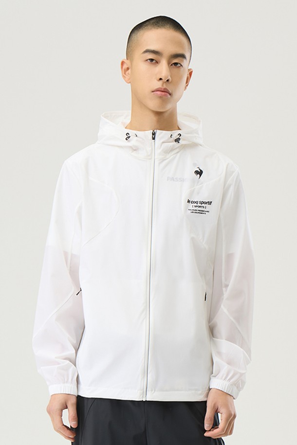 유니 르 아이스 레귤러핏 바람막이 재킷 - 화이트는 남녀 공용으로, 봄과 여름에 활용하기 좋은 바람막이입니다. 곡선 디자인에 레귤러핏으로 제작되었으며, 집업 스타일로 편안하게 착용할 수 있습니다. 화이트, 라임, 블루, 블랙 4가지 색상으로 만나볼 수 있으며, 스포츠 및 일상에서 모두 활용 가능합니다. 방수, 냉감, 신축성, 통기성 기능을 갖춰 쾌적한 착용감을 선사하며, 후드와 밑단 스트링 조절이 가능하여 실용성을 더했습니다. 러닝룩, 피트니스룩, 산책룩 등 다양한 TPO에 스포티하고 캐주얼한 스타일을 연출해보세요.
