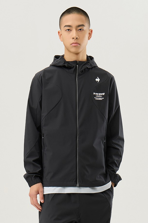 유니 르 아이스 레귤러핏 바람막이 재킷 - 블랙(QQ223EJK41)은 남녀 모두 착용 가능한 바람막이입니다. 봄, 여름 시즌에 적합하며, 얇고 부드러운 나일론, 폴리우레탄 혼방 소재로 제작되어 시원하고 편안한 착용감을 제공합니다. 레귤러핏으로 일상, 스포츠 활동 모두에 활용 가능하며, '블랙', '화이트', '블루', '라임' 4가지 컬러로 출시됩니다. 방수, 냉감, 신축성, 통기 기능이 뛰어나 쾌적함을 유지하며, 후드와 밑단 스트링 조절, 세트 착용이 가능하여 '여행룩', '피트니스룩', '러닝룩' 등 다양한 TPO에 '스포티', '캐주얼', '미니멀' 스타일을 연출할 수 있습니다.
