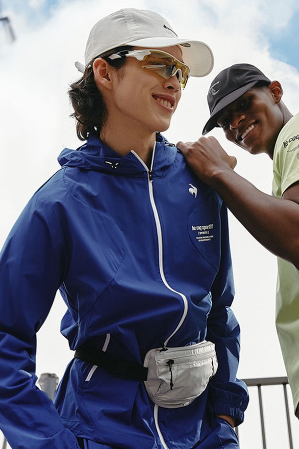 유니 르 아이스 레귤러핏 바람막이 재킷 - 블루(QQ223EJK41)는 남녀 공용으로, 봄과 여름에 스포티한 스타일을 연출하기 좋은 바람막이입니다. 얇고 쿨터치 소재와 신축성을 갖춰 운동 시 쾌적함을 제공하며, 방수 기능으로 갑작스러운 날씨 변화에도 대비할 수 있습니다. 곡선 디자인과 다이나믹 실루엣이 돋보이며, 레귤러핏으로 편안한 착용감을 선사합니다. 집업 스타일이며, 긴소매와 후드 스트링, 밑단 조절 스트링이 있어 활동성과 스타일을 모두 만족시킵니다. 러닝룩, 피트니스룩, 여행룩에 활용하기 좋습니다.
