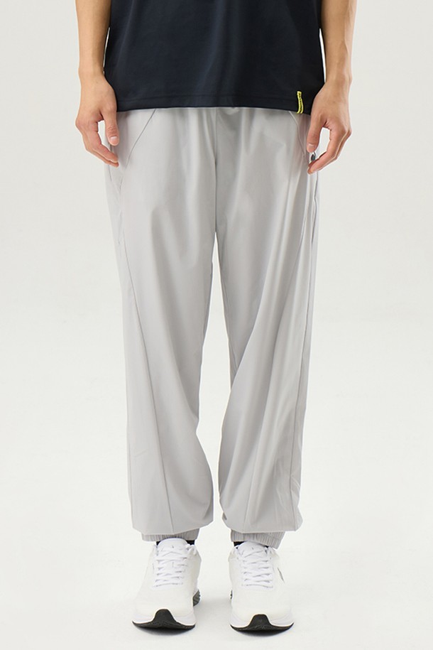 유니 르 아이스 레귤러핏 조거 팬츠 - 그레이(QQ223EPT41)는 남녀 공용으로 착용 가능한 여름용 조거 팬츠입니다. 얇고 부드러운 나일론, 폴리우레탄 혼방 소재로 제작되어 뛰어난 냉감, 신축성, 생활방수 기능을 제공하며 가볍게 활동하기 좋습니다. 레귤러핏과 조거핏의 편안한 착용감과 밴딩 허리 디자인으로 일상, 스포츠 활동에 모두 적합합니다. 무지 디자인에 곡선 디테일을 더해 스포티하면서도 캐주얼한 스타일을 연출하며, 셋업으로도 활용 가능합니다. 동네 마실룩, 여행룩, 피트니스룩 등 다양한 TPO에 맞춰 미니멀하게 연출해보세요.
