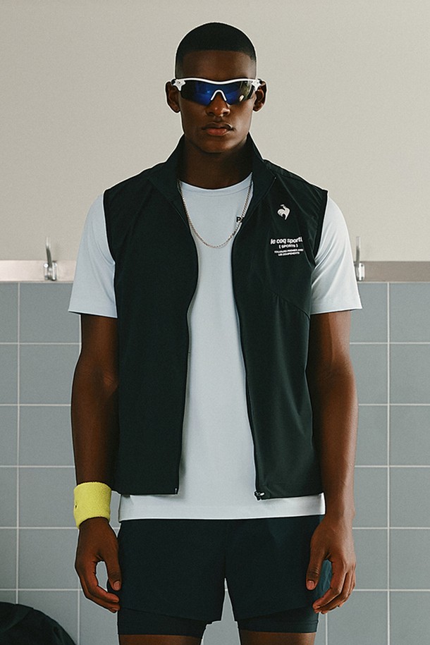 유니 르 아이스 레귤러핏 베스트 - 블랙(QQ223EJK42)은 시원한 착용감과 활동성을 강조한 여름용 베스트입니다. 냉감 기능과 신축성, 발수 기능으로 쾌적함을 유지하며, 얇고 가벼운 나일론, 폴리우레탄 혼방 소재로 제작되었습니다. 스포티함과 미니멀한 스타일을 동시에 느낄 수 있으며, 곡선 디자인이 특징입니다. 레귤러핏으로 편안하게 착용 가능하며, 집업 스타일로 간편하게 입고 벗을 수 있습니다. 피트니스룩, 러닝룩, 휴가룩 등 다양한 TPO에 활용 가능합니다.
