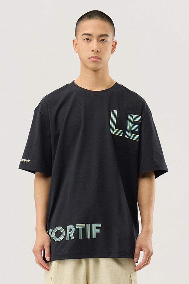 유니 듀얼플렉스 루즈핏 레터링 반팔 티셔츠 - 블랙(QQ223LRS43)는 남녀 모두 착용 가능한 반팔 티셔츠입니다. 부드러운 촉감의 폴리에스테르, 폴리우레탄 혼방 소재로 제작되어 흡습 및 속건 기능이 뛰어나 쾌적하게 착용할 수 있습니다. 라운드 넥에 루즈핏으로 편안한 착용감을 제공하며, 앞뒤 연결된 레터링 디자인이 특징입니다. 캐주얼, 스포티, 미니멀 스타일을 연출하기 좋으며, 봄, 여름 시즌 일상 및 캐주얼 용도로 활용하기 좋습니다. 블랙, 화이트, 블루 세 가지 색상으로 만나보세요.
