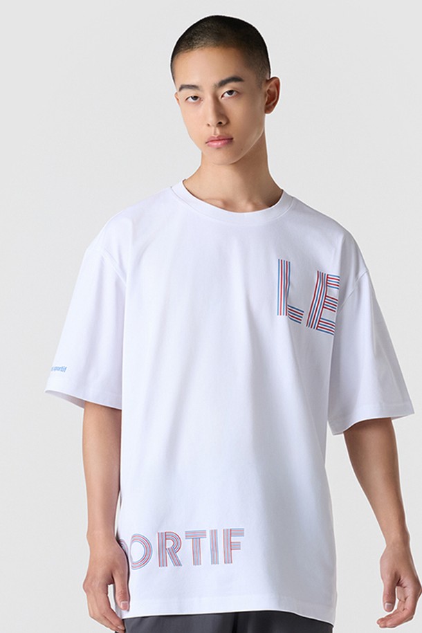 유니 듀얼플렉스 루즈핏 레터링 반팔 티셔츠 - 화이트(QQ223LRS43)는 남녀 모두 착용 가능한 유니섹스 디자인의 티셔츠입니다. 듀얼플렉스 소재를 사용하여 흡습 및 속건 기능이 뛰어나 쾌적한 착용감을 제공하며, 일상생활뿐만 아니라 스포츠 활동 시에도 적합합니다. 라운드넥에 루즈핏으로 편안한 착용감을 선사하며, 봄, 여름 시즌에 얇게 입기 좋습니다. 화이트, 블랙, 블루 3가지 컬러로 출시되었으며, 레터링 패턴으로 스포티하면서도 캐주얼한 스타일을 연출할 수 있습니다. 부드러운 촉감으로 편안하게 즐길 수 있는 티셔츠입니다.
