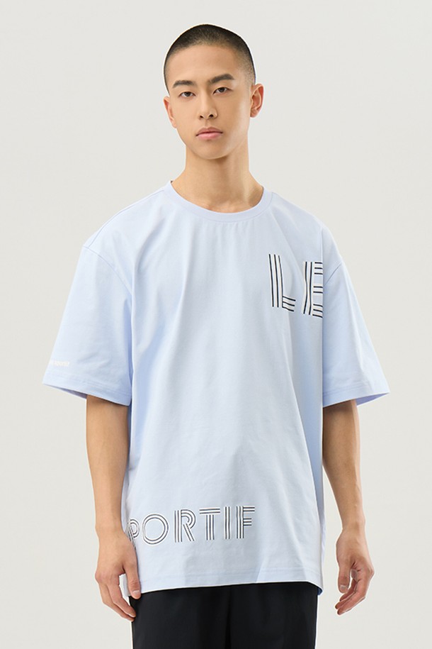 유니 듀얼플렉스 루즈핏 레터링 반팔 티셔츠 - 블루(QQ223LRS43)는 남녀 모두 착용 가능한 반팔 티셔츠입니다. 봄, 여름 시즌에 적합하며, 일상 및 스포츠 활동 시 편안하게 착용할 수 있습니다. 듀얼플렉스 소재를 사용하여 신축성이 뛰어나고 부드러운 촉감을 제공하며, 흡습 및 속건 기능으로 쾌적함을 유지해줍니다. 루즈핏 디자인에 레터링 패턴이 더해져 스포티하면서도 캐주얼한 스타일을 연출합니다. 라운드넥에 얇은 두께로 제작되어 활동성을 높였습니다.
