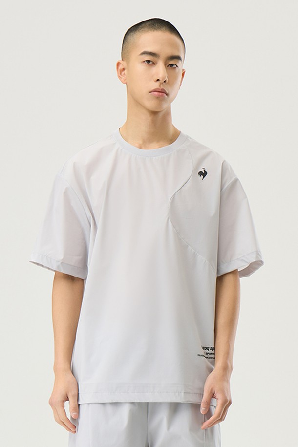 유니 르 아이스 루즈핏 반팔 피스테 - 그레이(QQ223EWT41)는 시원한 착용감의 나일론, 폴리우레탄 혼방 소재로 제작된 반소매 티셔츠입니다. 얇은 두께감과 루즈핏으로 편안한 착용감을 선사하며, 라운드넥 디자인으로 캐주얼하면서도 스포티한 무드를 연출합니다. 냉감 기능과 스트레치, 생활 방수 기능으로 활동성을 높였으며, 하단 스트링 조절이 가능하여 다양한 스타일을 연출할 수 있습니다. 일상, 스포츠 활동뿐만 아니라 휴가룩으로도 활용 가능하며, 셋업 착용이 가능하여 더욱 스타일리시하게 연출할 수 있습니다.
