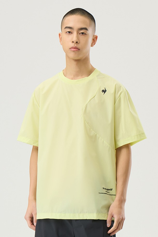 유니 르 아이스 루즈핏 반팔 피스테 - 라임(QQ223EWT41)는 시원한 착용감의 여름용 티셔츠입니다. 얇은 두께감과 나일론, 폴리우레탄 혼방 소재로 제작되어 냉감 기능을 제공하며, 신축성과 생활 방수 기능까지 갖췄습니다. 라운드넥에 루즈핏으로 편안한 착용감을 선사하며, 하단 스트링으로 실루엣 조절이 가능합니다. 스포티, 캐주얼, 미니멀한 스타일을 연출하며, 여름 바캉스룩에 적합합니다.
