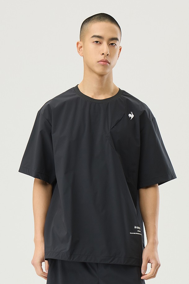 유니 르 아이스 루즈핏 반팔 피스테 - 블랙(QQ223EWT41)는 시원한 착용감을 선사하는 여름용 반팔 티셔츠입니다. 나일론과 폴리우레탄 혼방 소재로 제작되어 뛰어난 신축성과 방수 기능을 제공하며, 부드러운 촉감이 특징입니다. 루즈핏 디자인과 라운드넥으로 편안한 착용감을 선사하며, 커브드 디자인이 돋보입니다. 스포츠 활동과 일상생활 모두 활용 가능하며, 밑단 스트링 조절로 다양한 스타일 연출이 가능합니다. 블랙, 그레이, 라임 세 가지 색상으로 출시되어 세트 착용도 가능합니다.
