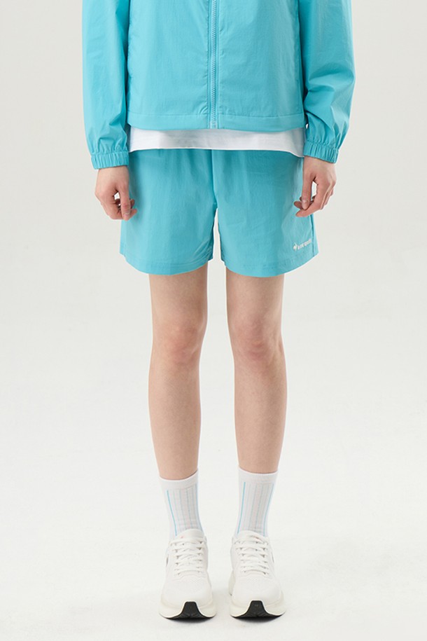 유니 씬플렉스 루즈핏 4부 숏팬츠 - 민트(QQ223LHP51)는 시원한 여름을 위한 필수템입니다. 가볍고 시원한 나일론, 폴리우레탄 혼방 소재로 제작되어 뛰어난 신축성과 냉감 기능을 제공합니다. 허리 히든 스트링과 비침 방지 기능으로 편안함과 스타일을 동시에 잡았으며, 얇은 두께감과 루즈핏으로 활동성을 높였습니다. 일상, 스포츠 활동, 여행 및 바캉스룩에 모두 잘 어울리는 스포티, 캐주얼, 미니멀 스타일의 4부 숏팬츠입니다. 민트, 아이보리, 핑크, 블랙, 카키 등 다양한 컬러로 출시되어 취향에 맞게 선택할 수 있습니다.
