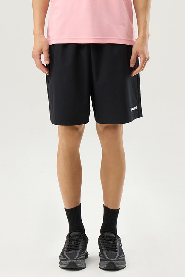 유니 씬플렉스 루즈핏 4부 숏팬츠 - 블랙(QQ223LHP51)는 시원한 여름을 위한 필수템입니다. 나일론과 폴리우레탄 혼방 소재로 제작되어 얇고 냉감 있는 촉감을 선사하며, 땀이 나도 쾌적하게 착용할 수 있습니다. 루즈핏으로 활동성을 높였으며, 4부 기장으로 다리가 길어 보이는 효과를 줍니다. 발수 기능과 비침 방지 안감, 히든 스트링과 사이즈 조절 기능으로 실용성까지 갖췄습니다. 스포티, 캐주얼, 미니멀 스타일을 모두 소화하며, 휴가, 피트니스, 바캉스룩에 활용하기 좋습니다.
