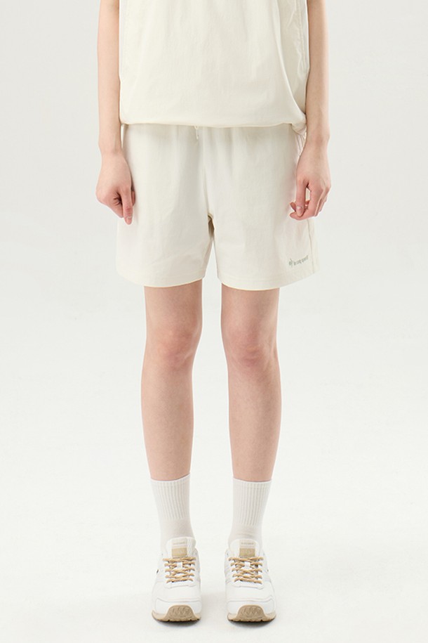 유니 씬플렉스 루즈핏 4부 숏팬츠 - 아이보리(QQ223LHP51)는 시원한 여름을 위한 필수템입니다. 얇고 시원한 나일론, 폴리우레탄 혼방 소재로 제작되어 뛰어난 냉감 촉감을 선사하며, 발수, 방풍 기능을 갖춰 활동성을 높였습니다. 4부 기장의 루즈핏 디자인으로 편안함과 스타일을 동시에 잡았고, 허리 히든 스트링과 밴딩으로 사이즈 조절이 용이합니다. 톤온톤 아이보리 컬러는 어떤 상의와도 잘 어울리며, 비침 방지 기능으로 안심하고 착용 가능합니다. 일상, 스포츠 활동뿐만 아니라 여행, 휴가, 러닝룩 등 다양한 TPO에 활용할 수 있는 스포티, 캐주얼, 미니멀 스타일의 숏팬츠입니다.
