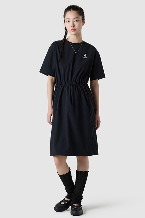 여성 씬플렉스 레귤러핏 원피스 - 블랙(QQ222LOP52)는 여름철 데일리웨어와 일상복으로 활용하기 좋은 원피스입니다. 얇은 두께감과 냉감 촉감의 나일론, 폴리우레탄, 폴리에스터 혼방 소재로 제작되어 시원하고 편안한 착용감을 선사합니다. 스포티, 캐주얼 스타일을 모두 연출할 수 있으며, 허리 스트링 디테일과 2way 연출 기능으로 다양한 스타일링이 가능합니다. 반소매 디자인과 무지 패턴으로 미니멀한 매력을 더했으며, 레귤러핏으로 편안하게 착용할 수 있습니다. 발수, 방풍, 신축성 기능으로 활동성을 높였습니다.
