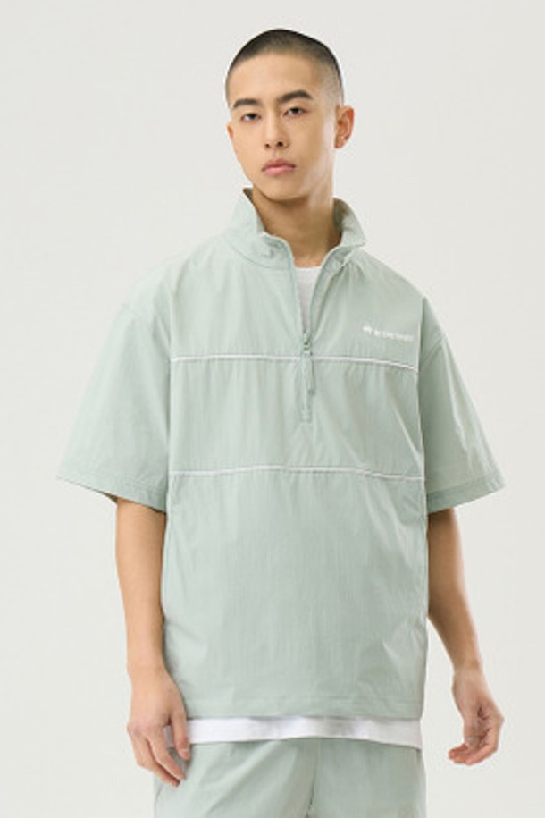 유니 씬플렉스 루즈핏 반팔 아노락 재킷 - 카키(QQ223LJK52)는 캐주얼하고 스포티한 스타일을 연출하기 좋은 아노락 자켓입니다. 봄, 여름 시즌에 적합하며, 가볍고 시원한 냉감 소재와 얇은 두께로 편안한 착용감을 제공합니다. 넉넉한 루즈핏과 오버핏으로 활동성을 높였으며, 스탠넥, 파이핑 디테일, 밑단 스트링으로 디자인 포인트를 더했습니다. 일상, 산책, 여행 등 다양한 상황에서 활용하기 좋으며, 발수 및 방풍 기능으로 변덕스러운 날씨에도 유용합니다. 카키, 아이보리, 블랙, 핑크 네 가지 색상으로 출시되어 취향에 맞게 선택할 수 있습니다.
