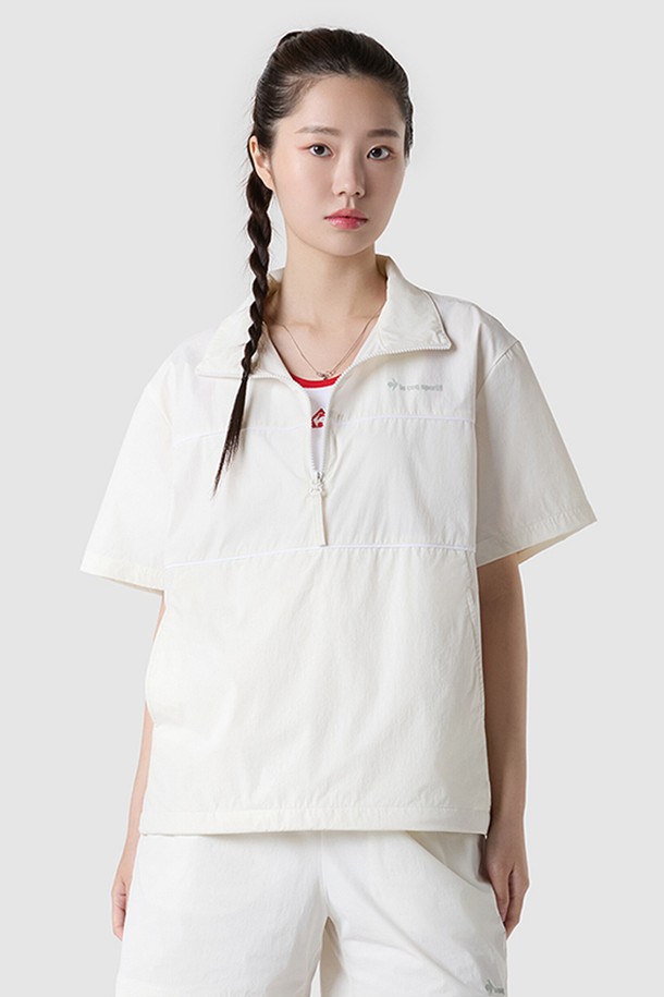 유니 씬플렉스 루즈핏 반팔 아노락 재킷 - 아이보리(QQ223LJK52)는 가볍고 시원한 착용감을 제공하는 남녀 공용 반소매 아노락입니다. 얇은 두께감과 냉감 촉감의 나일론, 폴리우레탄 혼방 소재로 제작되어 봄, 여름철 쾌적하게 착용 가능합니다. 루즈핏과 오버핏으로 편안한 활동성을 보장하며, 일상, 캐주얼, 여행룩, 산책룩 등 다양한 TPO에 활용하기 좋습니다. 아이보리, 카키, 블랙, 핑크 4가지 색상으로 출시되었으며, 스포티하고 미니멀한 스타일을 연출합니다. 스탠넥, 발수, 방풍, 경량 기능이 더해져 실용성을 높였습니다.
