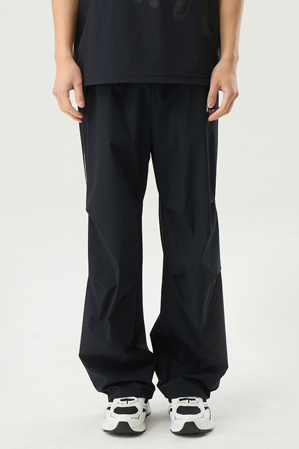 유니 씬플렉스 루즈핏 스트레이트 팬츠 - 블랙(QQ223LPT51)는 남녀 공용으로 착용 가능한 루즈 핏 스트레이트 팬츠입니다. 나일론과 폴리우레탄 혼방 소재로 제작되어 가볍고 부드러운 촉감을 제공하며, 뛰어난 신축성으로 편안한 착용감을 선사합니다. 발수, 방풍, 냉감, 경량 기능성을 갖춰 봄, 여름철 캐주얼 및 스포티 스타일 연출에 적합하며, 밑단 스트링으로 조거 팬츠 스타일을 함께 연출할 수 있습니다. 무지 디자인에 블랙과 그레이 컬러로 출시되어 미니멀한 스타일을 완성합니다.
