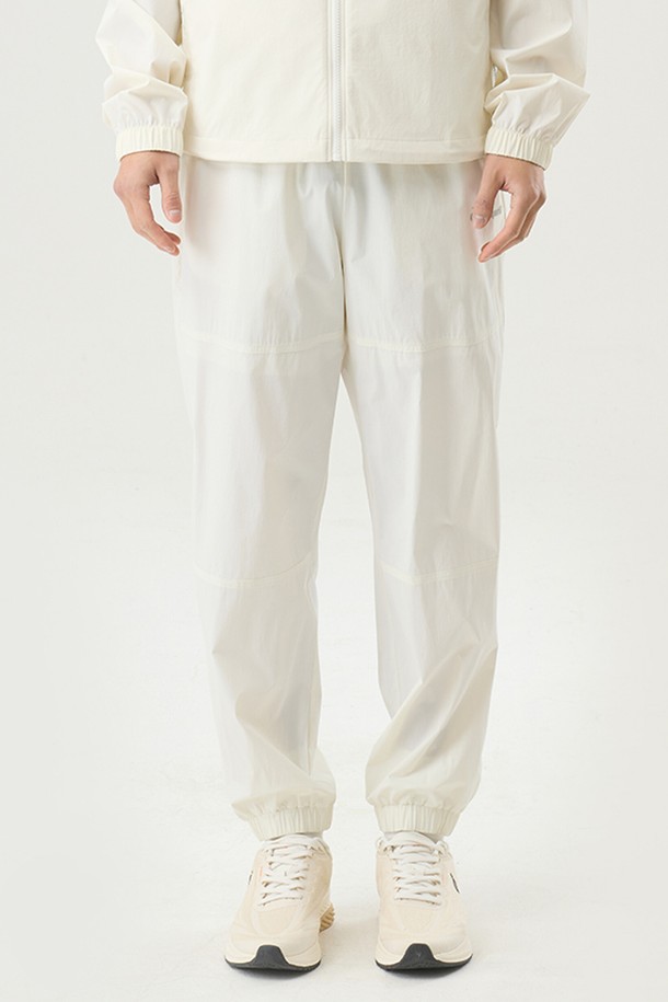 유니 씬플렉스 레귤러핏 조거 팬츠 - 아이보리(QQ223LPT52)는 남녀 공용으로 착용 가능한 조거 팬츠입니다. 봄, 여름 시즌에 적합하며, 일상생활에서 편안하게 입을 수 있습니다. 발수, 냉감, 신축성 기능을 갖춘 나일론과 폴리우레탄 혼방 소재로 제작되어 부드러운 촉감을 제공합니다. 레귤러핏과 조거핏의 조화로 활동성을 높였으며, 무릎 절개 라인 디테일과 하프 메쉬 안감, 비침 방지 기능이 특징입니다. 아이보리, 블랙, 카키 세 가지 색상으로 출시되어, 캐주얼, 스포티, 미니멀 스타일을 연출하기 좋습니다. 동네 마실룩, 여행룩, 산책룩에 활용해보세요.
