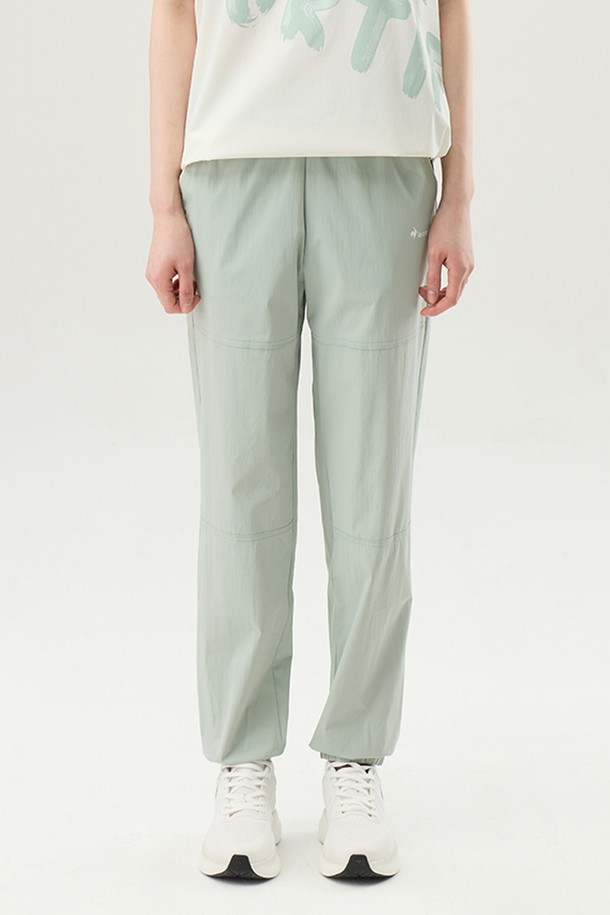 유니 씬플렉스 레귤러핏 조거 팬츠 - 카키(QQ223LPT52)는 일상과 캐주얼 스타일을 모두 만족시키는 남녀 공용 조거 팬츠입니다. 봄, 여름 시즌에 적합하며, 얇고 부드러운 촉감의 나일론, 폴리우레탄 혼방 소재로 제작되어 편안한 착용감을 선사합니다. 레귤러핏과 조거핏의 조화로 활동성을 높였으며, 무릎 절개 라인 디테일이 특징입니다. 방수, 방풍, 뛰어난 신축성까지 갖춰 여행룩, 산책룩 등 다양한 TPO에 활용 가능하며, 하프 메쉬 안감과 쿨터치 소재로 쾌적함을 유지합니다.
