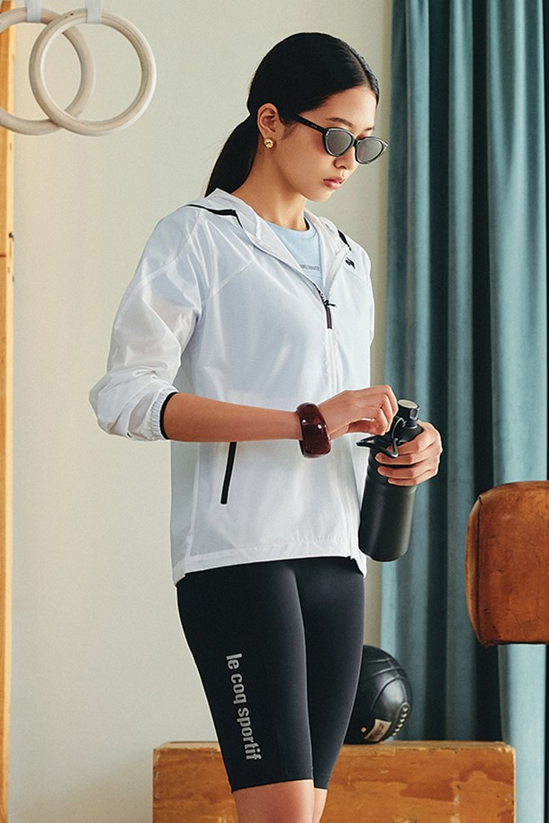 유니 르컴포트에어 레귤러핏 경량 재킷 - 화이트(QQ223EJK51)는 남녀 모두 착용 가능한 경량 자켓입니다. 봄, 여름 시즌에 적합하며, 얇고 부드러운 나일론 소재로 제작되어 뛰어난 착용감을 선사합니다. 레귤러 핏으로 편안함을 더하고, 집업 스타일과 후드, 소매 하단 밴드, 하단 스트링 조절 기능 등의 디테일로 실용성을 높였습니다. 방수, 통기성, 신축성까지 갖춰 러닝, 일상, 스포츠 활동에 두루 활용할 수 있으며, 스포티, 캐주얼, 미니멀 스타일을 연출하기 좋습니다. 등판 레이저 편직 디테일이 돋보이는 제품입니다.
