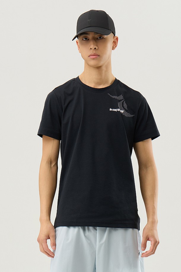 유니 자가드 하이브리드 소로나쿨 레귤러핏 반팔 티셔츠 - 네이비(QQ223ERS51)는 남녀 공용으로, 여름철 일상 및 스포츠 활동에 적합한 반팔 티셔츠입니다. 흡습속건, 냉감, 통기성, 신축성이 뛰어난 소로나쿨 기능성 소재를 사용하여 쾌적한 착용감을 제공하며, 등판 자카드 메쉬 디테일로 통기성을 높였습니다. 레귤러핏 디자인은 스포티, 미니멀, 캐주얼 스타일을 연출하며, 가슴 부분의 그래픽이 특징입니다. 피트니스룩, 러닝룩, 여름 바캉스룩 등 다양한 TPO에 활용 가능합니다. 네이비와 화이트블루 두 가지 색상으로 출시되었습니다.
