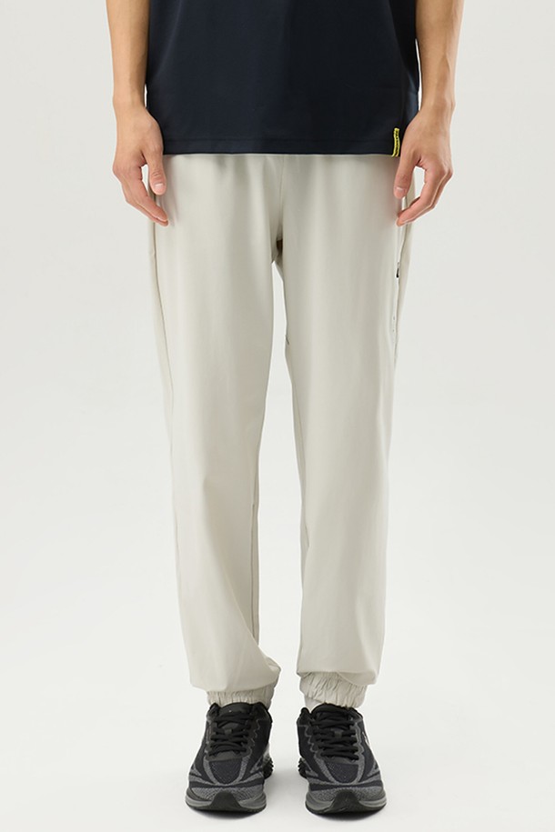 유니 초냉감 트리코트 레귤러핏 조거 팬츠 - 베이지(QQ223EFP52)는 여름철에도 시원하고 쾌적하게 착용 가능한 조거 팬츠입니다. 부드러운 트리코트 소재와 뛰어난 신축성으로 편안한 착용감을 선사하며, 얇은 두께감으로 시원함을 더했습니다. 땀을 빠르게 흡수하고 건조시키는 흡습속건 기능과 자외선 차단 기능으로 여름철 야외 활동에도 적합합니다. HEIQ COOL 가공으로 냉감 기능을 강화하여 더욱 시원하게 착용할 수 있으며, 베이지 및 블랙 두 가지 컬러로 출시되어 데일리 및 스포츠 활동에 폭넓게 활용 가능합니다. 레귤러핏으로 제작되어 스포티, 캐주얼, 미니멀 스타일을 모두 소화할 수 있습니다.
