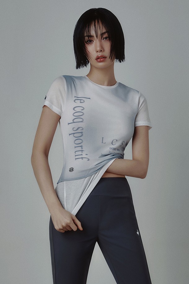 **여성 메쉬 레이어드 슬림핏 반팔 티셔츠 - 화이트(QQ212ORS41)**

부드러운 촉감의 레이온, 폴리에스터, 폴리우레탄 혼방 소재로 제작된 여성용 반팔 티셔츠입니다. 시원한 여름을 위한 얇은 두께와 속건, 쾌적성을 갖춘 기능성 제품입니다. 스포티하고 베이직한 스타일로 일상 및 스포츠 활동에 적합하며, 메쉬 레이어드 디자인과 세미 시스루, 슬럽 소재, 불륨감 있는 소재가 특징입니다. 라운드넥에 레귤러 기장으로, 스포티, 미니멀, 캐주얼 스타일을 연출할 수 있습니다. 동네 마실룩이나 여행룩으로 편안하게 착용하기 좋습니다.
