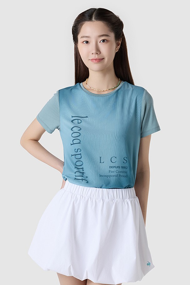 여성 메쉬 레이어드 슬림핏 반팔 티셔츠는 시원하고 편안한 여름을 위한 필수 아이템입니다. 부드러운 레이온, 폴리에스터, 폴리우레탄 혼방 소재로 제작되어 뛰어난 착용감을 선사하며, 얇은 두께감으로 통기성이 우수합니다. 민트 컬러와 반투명 메쉬 레이어드 디자인이 스포티하면서도 캐주얼한 스타일을 연출합니다. 라운드넥과 슬림핏으로 어떤 하의에도 잘 어울리며, 일상 및 스포츠 활동 모두에 적합합니다. 가볍고 시원한 이 티셔츠로 여름 스타일을 완성해보세요.
