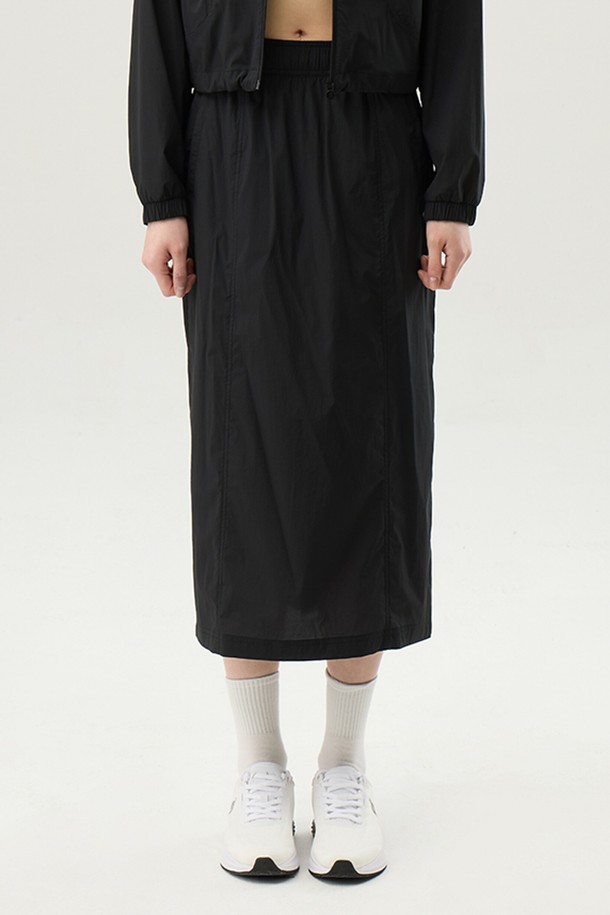 **여성 스트레치 경량 우븐 미디 스커트 - 블랙(QQ222OSK41)**는 가볍고 시원한 착용감을 선사하는 여성 미디 스커트입니다. 초경량 스트레치 우븐 소재로 제작되어 활동성이 뛰어나며, 생활 방수 기능을 갖춰 편안함을 더합니다. 루즈핏 디자인과 무지 & 주름 패턴, 시스루 효과가 어우러져 스포티하면서도 캐주얼한 스타일을 연출합니다. 여름철 휴가룩, 여행룩에 적합하며 QQ2220JK41 재킷과 셋업으로도 활용 가능합니다. 부드러운 촉감과 미디 기장으로 편안하게 즐길 수 있는 아이템입니다.
