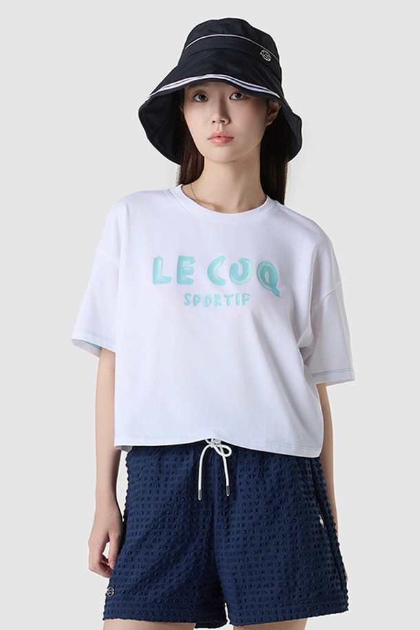 **여성 크롭 루즈핏 반팔 티셔츠 - 화이트(QQ222LRS51)**는 부드러운 면과 폴리에스터 혼방 소재로 제작되어 얇고 시원한 착용감을 선사합니다. 라운드넥에 루즈핏으로 편안함을 강조했으며, 여름철 일상복으로 활용하기 좋습니다. 화이트 컬러 바탕에 배색 로고가 포인트로 들어가 캐주얼하고 미니멀한 스타일을 연출합니다. 동네 마실룩이나 여행룩으로 가볍게 코디하기 좋으며, 스티치 디테일로 밋밋함을 덜었습니다. 크롭 기장으로 트렌디함을 더한 반소매 티셔츠입니다.
