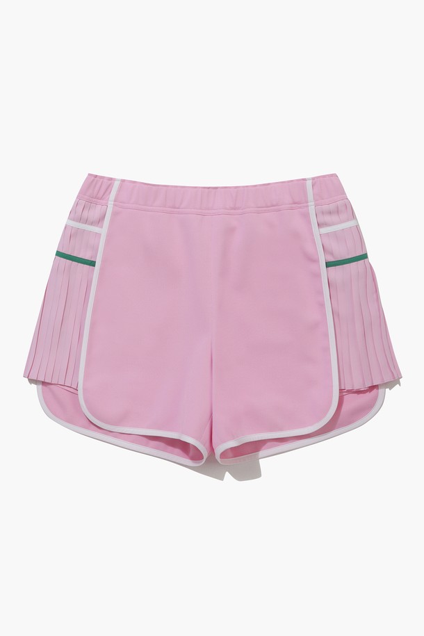 핑크 컬러의 여성 플리츠 숏팬츠(MQ222PSP42)입니다. 부드러운 촉감의 폴리에스터, 폴리우레탄 혼방 소재로 제작되었으며, 봄, 여름 시즌에 적합합니다. 스포티한 스타일의 레귤러핏 숏팬츠로, 플리츠 패턴과 사이드 라인 디테일이 특징입니다. 안감이 있어 비침 걱정 없이 편안하게 착용 가능하며, 밴딩 처리로 활동성을 높였습니다. 골프, 스포츠 활동은 물론, 휴가룩이나 여름 바캉스룩으로도 활용하기 좋습니다.
