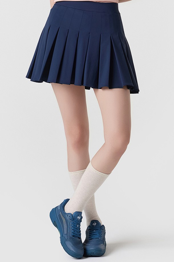 네이비 컬러의 여성 트리코트 플리츠 스커트(레깅스 내장)입니다. 스포티한 스타일의 A라인 플레어핏으로, 봄, 여름 시즌에 시원하게 착용할 수 있습니다. 얇고 부드러운 촉감의 나일론, 폴리우레탄, 폴리에스터 혼방 소재로 제작되었으며, 냉감 및 신축성 기능이 있습니다. 테니스 스커트 디자인에 레깅스 일체형으로 활동성을 높였으며, 메쉬 허리 밴딩과 포켓 디테일로 편의성을 더했습니다. 피트니스룩, 휴가룩, 캐주얼, 미니멀 스타일을 즐겨 입는 여성분들께 추천합니다.
