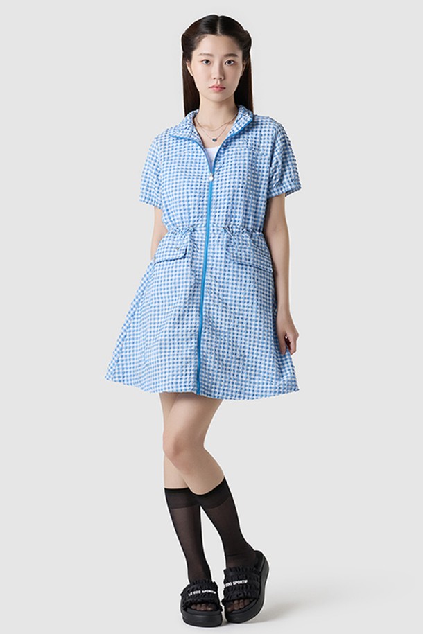 **여성 크링클 시어서커 풀집 반팔 원피스 - 블루(QQ222OOP51)**

시원한 라이트 블루 및 네이비 컬러의 여성용 크링클 시어서커 풀집 반팔 원피스입니다. 가볍고 통기성이 좋은 폴리에스테르 소재로 제작되어 여름철에도 쾌적하게 착용 가능하며, 요철감 있는 촉감과 A라인 치마 디자인으로 편안한 착용감을 선사합니다. 캐주얼, 스포티 스타일을 연출하기 좋으며, 허리 스트링 조절로 다양한 핏을 연출할 수 있습니다. 스탠넥과 무릎 위 기장으로 세련된 느낌을 더하며, 집업 여밈 방식과 2WAY 착용 기능으로 실용성을 높였습니다. 동네 마실룩, 여행룩, 휴가룩 등 다양한 TPO에 활용하기 좋습니다.
