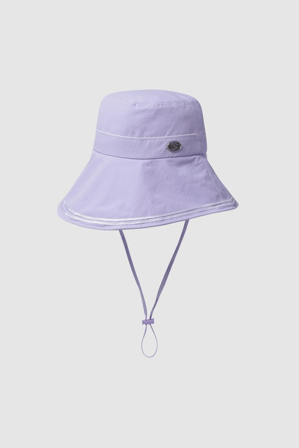 여성 와이드 버킷햇 - 라벤더(QQ222WCP42)는 봄, 여름 시즌에 어울리는 모자입니다. 라벤더, 블랙, 크림 세 가지 컬러로 출시되었으며, 데이트룩, 카페룩 등 다양한 TPO에 적합합니다. 미니멀, 캐주얼, 클래식 스타일을 아우르는 디자인으로, 10-12cm 챙 넓이와 앞뒤 비대칭 챙이 특징입니다. 나일론 소재로 제작되어 프리미엄 무드를 선사하며, 메탈 로고, 와이어, 스토퍼 디테일과 사이즈 조절 기능이 더해져 실용성을 높였습니다.
