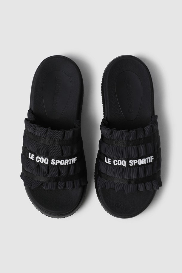 러플 슬라이드 - 블랙(QQ222LSD41)는 여름철 여성의 스타일을 완성해 줄 샌들입니다. 블랙과 핑크 두 가지 색상으로 출시되었으며, 일상 및 캐주얼 룩에 잘 어울립니다. 폴리에스터와 나일론 소재의 러플 디테일이 여성스러운 분위기를 더하며, 4.5cm 높이의 플랫폼 굽이 편안함과 스타일리시함을 동시에 선사합니다. 데이트룩이나 휴가룩에 매치하여 걸리시, 캐주얼, 로맨틱한 스타일을 연출해보세요.
