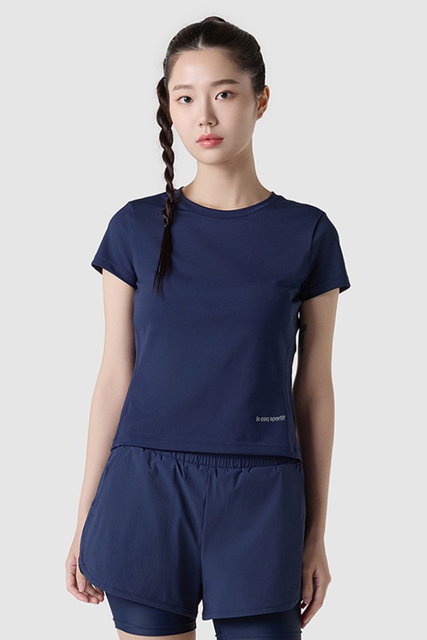 여성용 캡 내장 슬림핏 반팔 티셔츠 - 네이비(QQ222ERS42)입니다. 부드러운 촉감의 나일론, 폴리우레탄 혼방 소재로 제작되어 여름철 일상 또는 운동 시 편안하게 착용할 수 있습니다. 슬림핏 디자인에 얇은 두께감으로 시원하며, 라운드 넥과 반소매 기장으로 깔끔한 스타일을 연출합니다. 캡이 내장되어 있어 활동성을 높였으며, 스포티, 베이직한 무드를 동시에 느낄 수 있습니다. 무지 디자인의 네이비, 버터 두 가지 컬러로 만나보세요.
