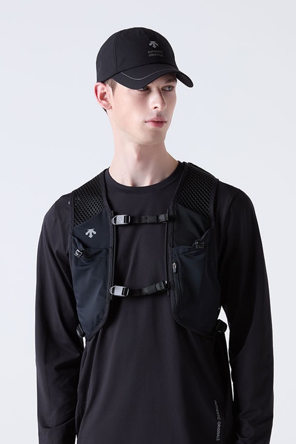 **경량 트레일 러닝 베스트 블랙(SQ323RBG71)**은 러닝과 트레일 러닝에 적합한 스포티한 스타일의 민소매 러닝 베스트입니다. 가볍고 얇은 두께의 나일론 및 폴리우레탄 소재로 제작되어 활동성을 높였습니다. 블랙 색상의 무지 디자인으로, 다양한 러닝룩에 매치하기 용이합니다. 사이드 센터 스트랩 조절 기능과 백 포켓, 멀티플 프론트 포켓을 갖춰 수납력을 강화했습니다. 스포티하고 미니멀한 디자인으로, 쾌적한 러닝을 즐길 수 있도록 도와줍니다.
