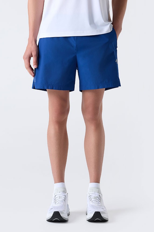 남성/여성 러닝 쇼츠 (블루)는 가볍고 시원한 착용감을 제공합니다. 얇은 두께감과 부드러운 촉감의 폴리에스테르 소재로 제작되었으며, 레귤러핏으로 편안하게 착용 가능합니다. 허리 하단 포켓, 핸드 포켓이 있어 수납성을 높였으며, 남성용은 5인치, 여성용은 4.5인치 기장으로 활동성을 더했습니다. 땀 흡수 기능과 신축성으로 러닝, 스포츠 활동은 물론 일상복으로도 활용 가능합니다. 야간 안전을 위한 재귀반사 디테일이 돋보이는 스포티한 스타일의 쇼츠입니다.
