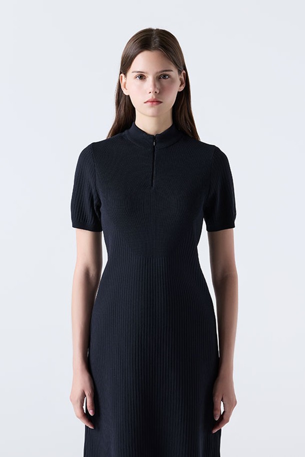 우먼스 듀얼리스 니트 원피스 블랙(SQ322DOP71)는 스포티한 스타일을 연출하는 여성용 니트 원피스입니다. 슬림핏 디자인으로 제작되었으며, 세로 조직감의 폴리에스터 소재를 사용하여 편안한 착용감을 제공합니다. 반소매 기장이며, 프런트 지퍼를 적용하여 입고 벗기 편리합니다. 속건성 기능으로 운동 시 쾌적함을 유지해주어 피트니스, 러닝, 요가/필라테스 등 다양한 스포츠 활동에 적합합니다. 미니멀하고 캐주얼한 스타일을 선호하는 여성에게 추천합니다.
