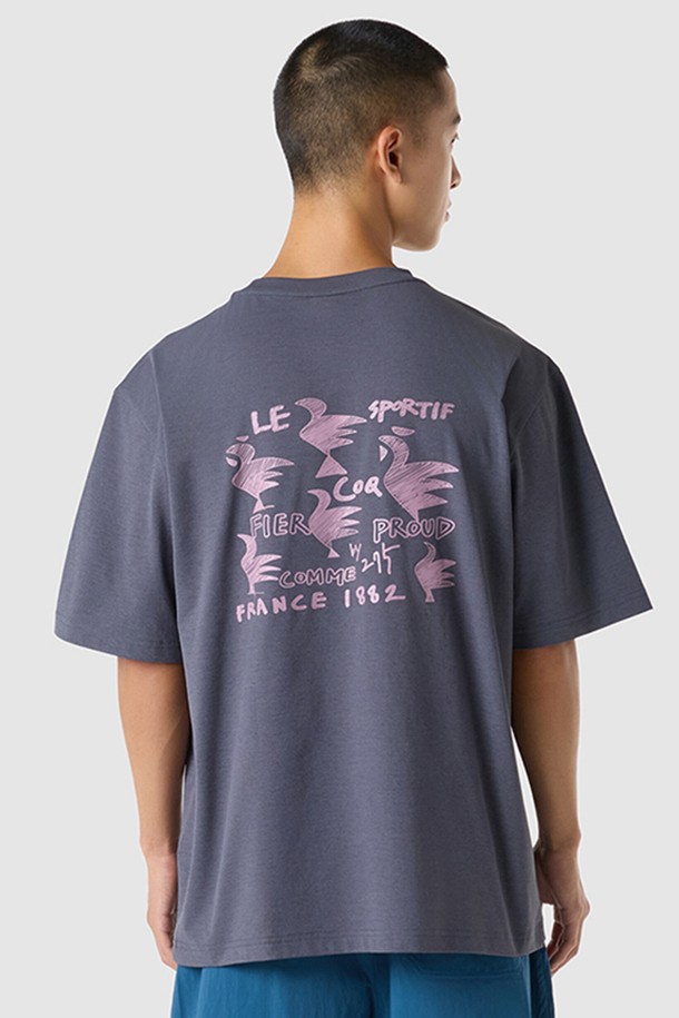 르꼬끄(Le Coq) X 275C 유니 빅루스터 반팔 티셔츠 - 그레이(QQ323XRS73)는 여름 시즌, 남녀 공용으로 착용 가능한 캐주얼 반팔 티셔츠입니다. 가볍고 시원한 착용감을 제공하는 얇은 두께의 두얼플렉스 소재를 사용하여 흡습, 속건 기능을 갖췄습니다. 루즈핏으로 편안한 착용감을 선사하며, 라운드넥 디자인에 몬스터, 레터링, 그래픽, 캐릭터 패턴으로 키덜트 무드를 더했습니다. 여행룩, 휴가룩 등 다양한 TPO에 맞춰 캐주얼, 미니멀, 스트리트 스타일을 연출할 수 있습니다. 그레이, 블랙, 올리브, 오프화이트 4가지 컬러로 출시되었습니다.
