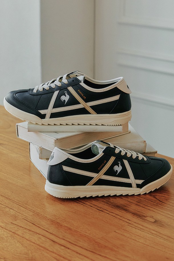 포폴라 클래식 프리미엄 V2 - 블랙(QQ323LSN73)은 여성들을 위한 캐주얼 슈즈입니다. 블랙과 베이지 두 가지 색상으로 출시되었으며, 사계절 내내 착용할 수 있습니다. 라운드 앞코 디자인에 천연가죽, 합성가죽, 파일론, 합성고무 등 다양한 소재를 사용하여 제작되었습니다. 굽 높이는 2.5cm이며 플랫 타입으로 편안한 착용감을 제공합니다. BBR 라인 측면 적용과 에펠탑 형상화 디자인, 로고 패턴이 특징이며, 경량성과 구조성 강화 기능을 갖춘 부드러운 착화감의 클래식 스니커즈입니다. 일상, 캐주얼, 산책룩, 여행룩, 미니멀 스타일 연출에 적합합니다.
